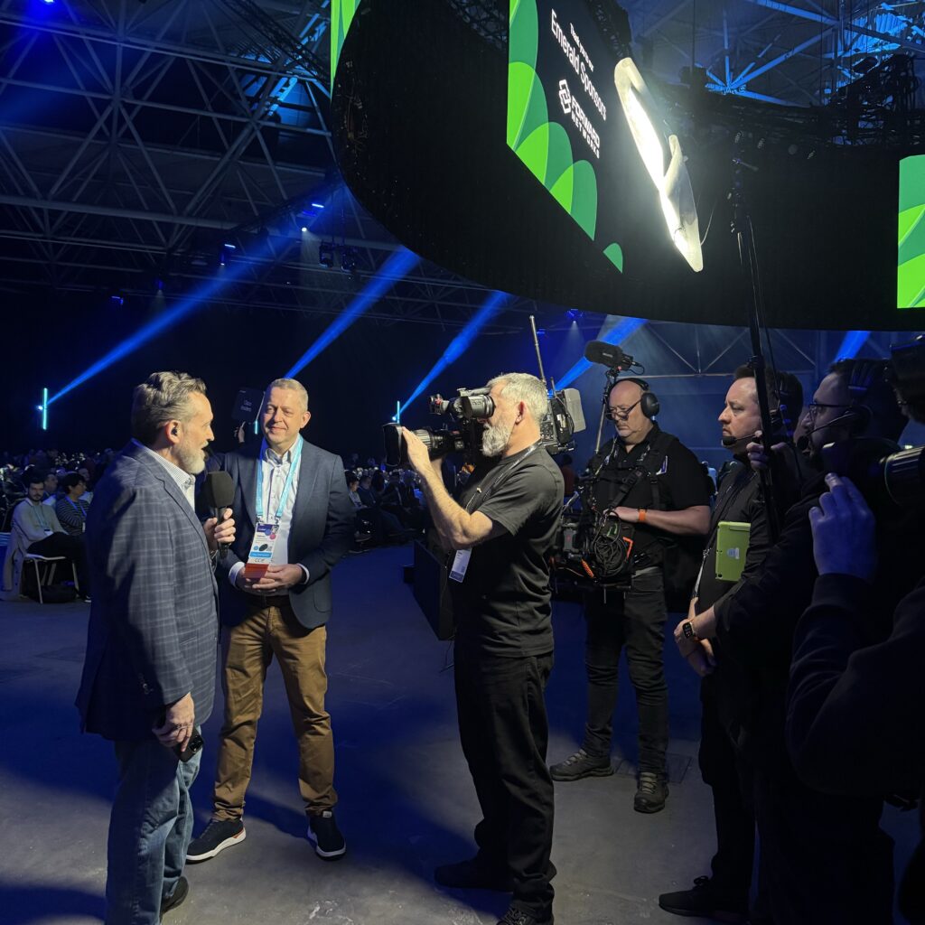 Sijbren Beukenkamp wordt geïnterviewd voor Cisco Live TV, met camera en crew op de vloer van de keynotezaal