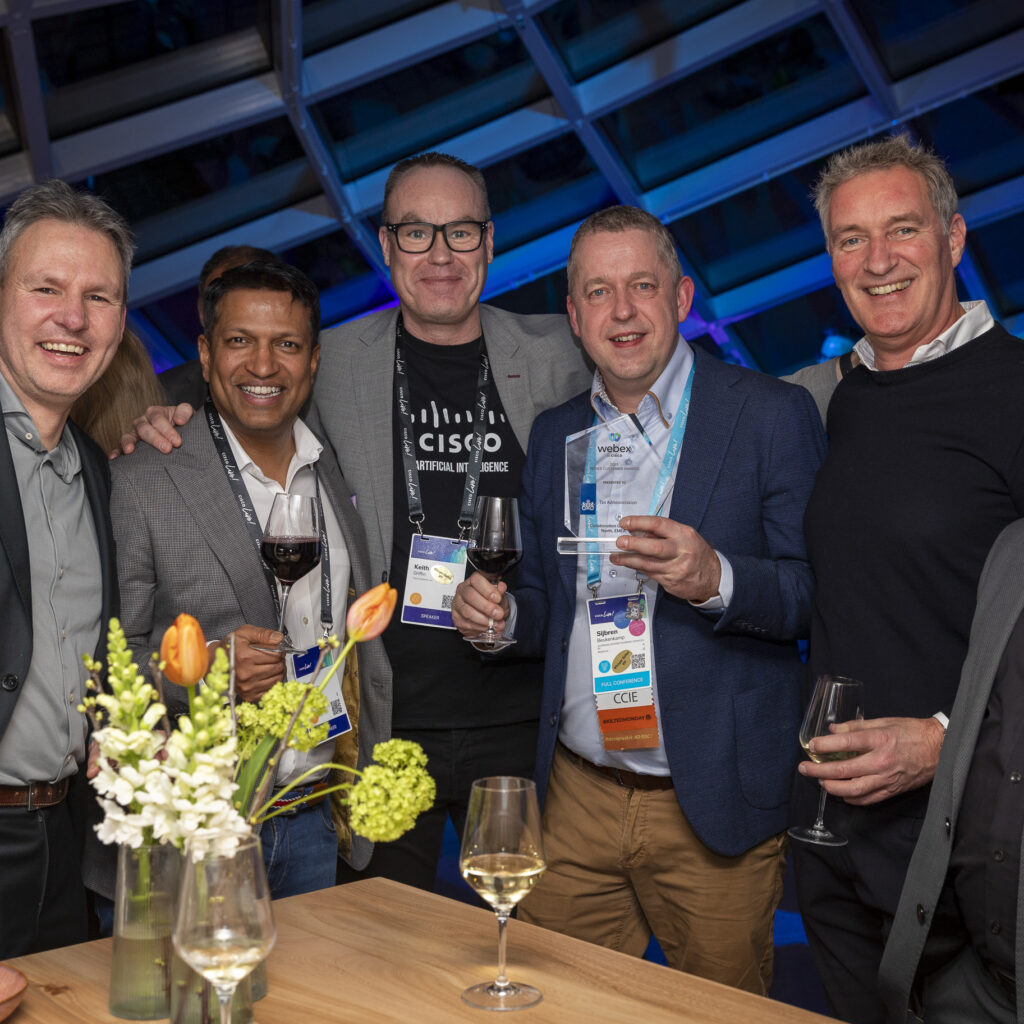 Sijbren Beukenkamp houdt de Webex Customer Award vast, te midden van collega's op Cisco Live EMEA 2025